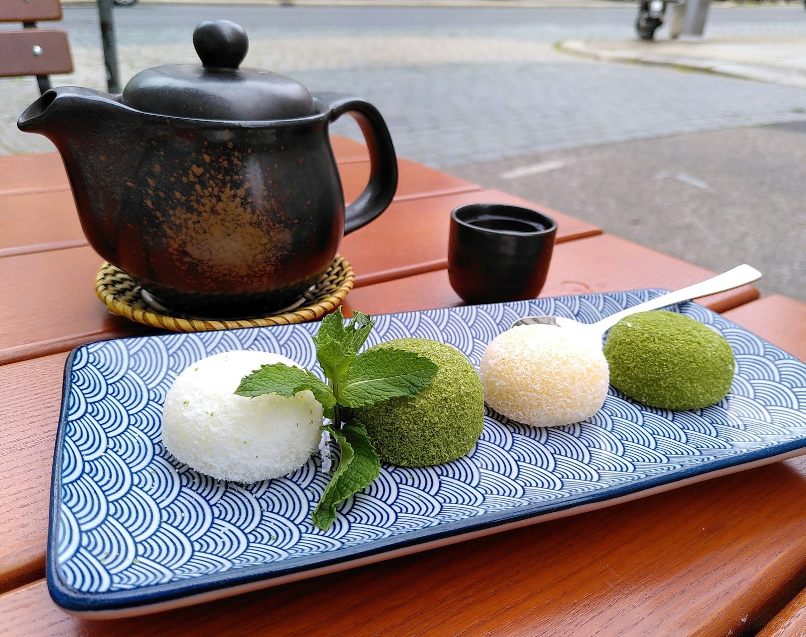 和菓子が並ぶショーケースのイメージ