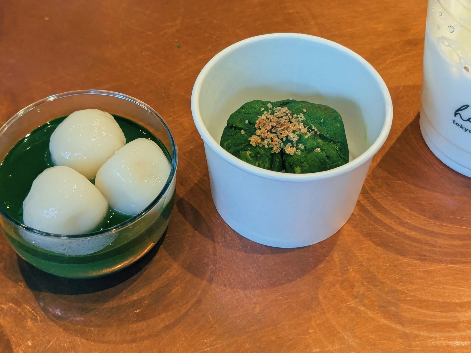 茶席用の菓子を思わせる写真