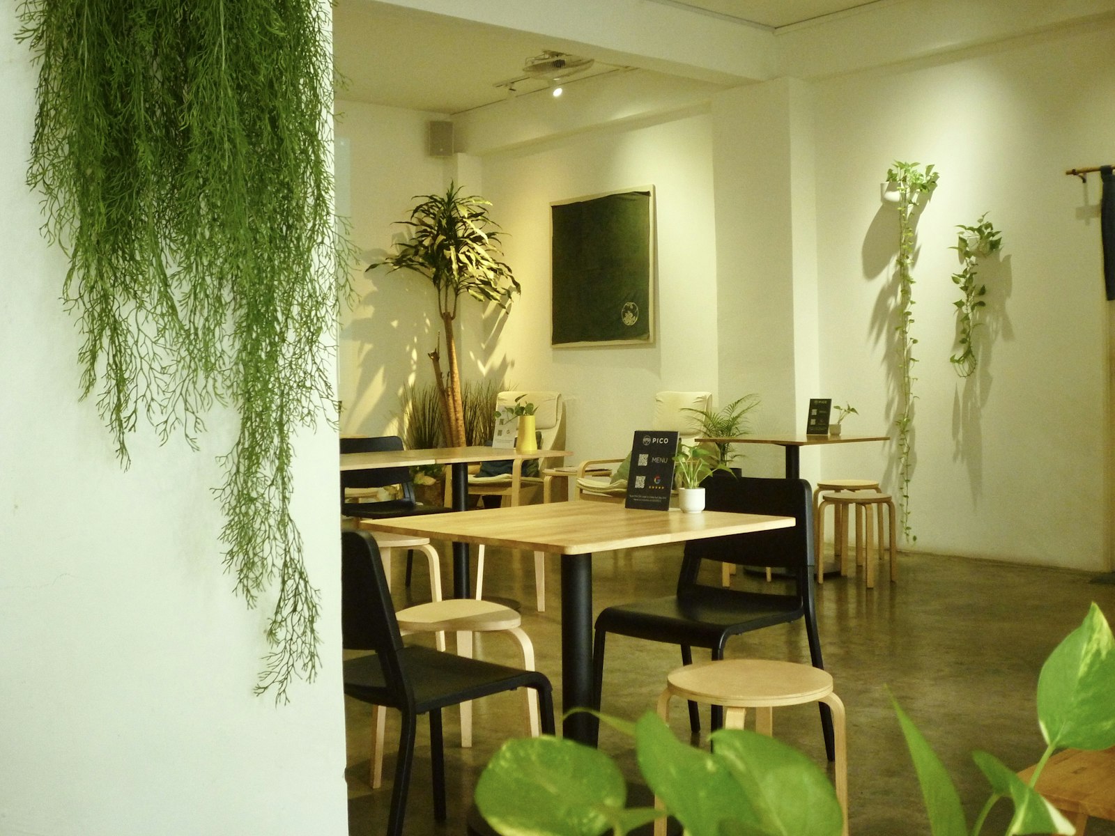 白い光の中にあるコーヒーの写真