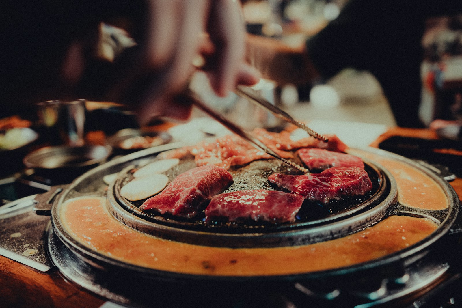 炭火の上で焼かれる肉のイメージ